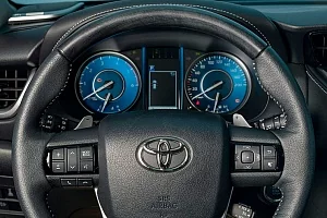 Фото Toyota Fortuner - интерьер и экстерьер